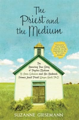 Cover of The priest and the medium by Suzanne Giesemann